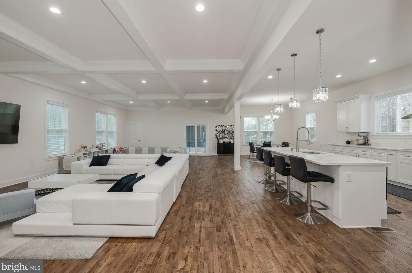 6031 Kathmoor Dr, Alexandria VA 22310-1730 exterior