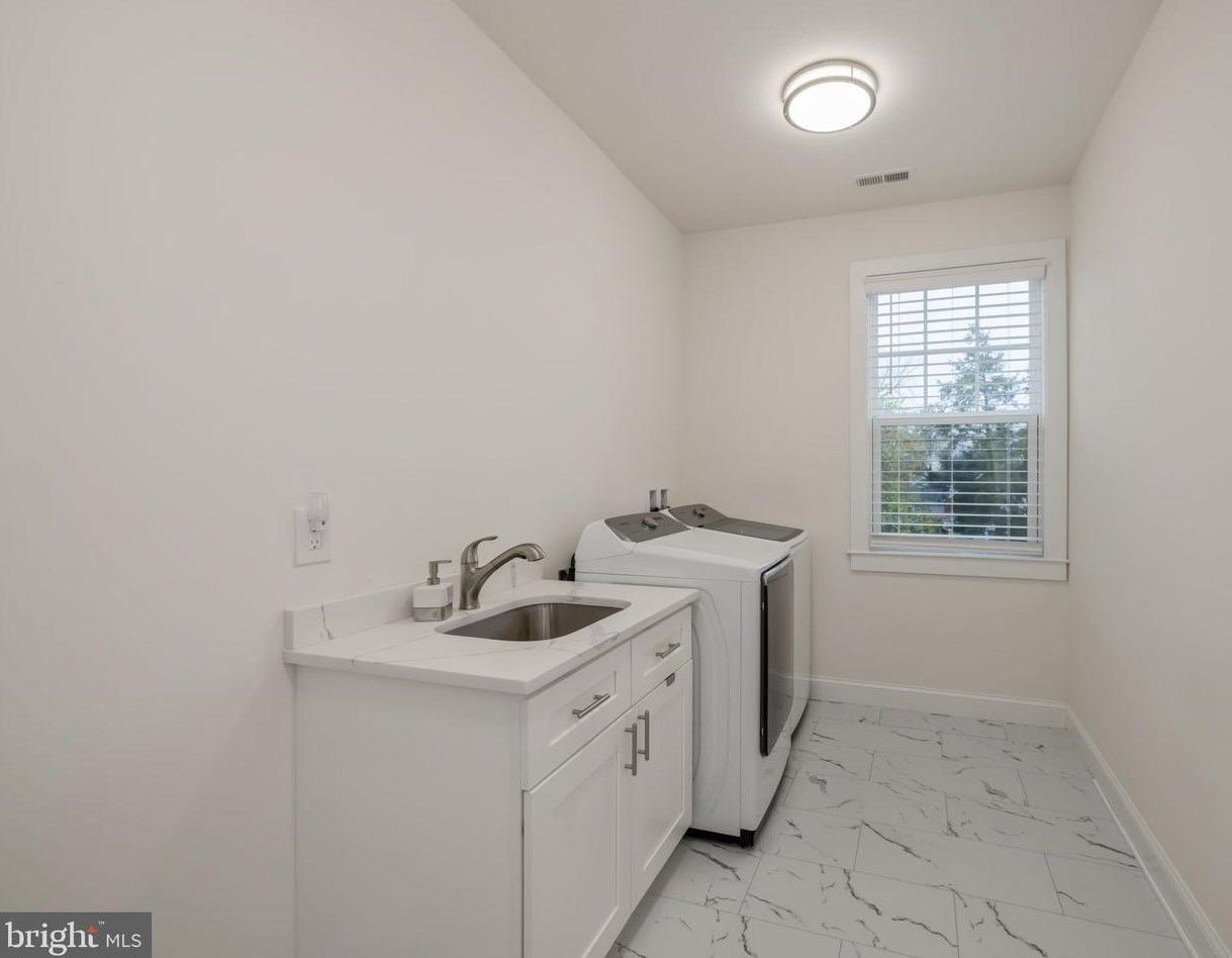 6031 Kathmoor Dr, Alexandria VA 22310-1730 exterior