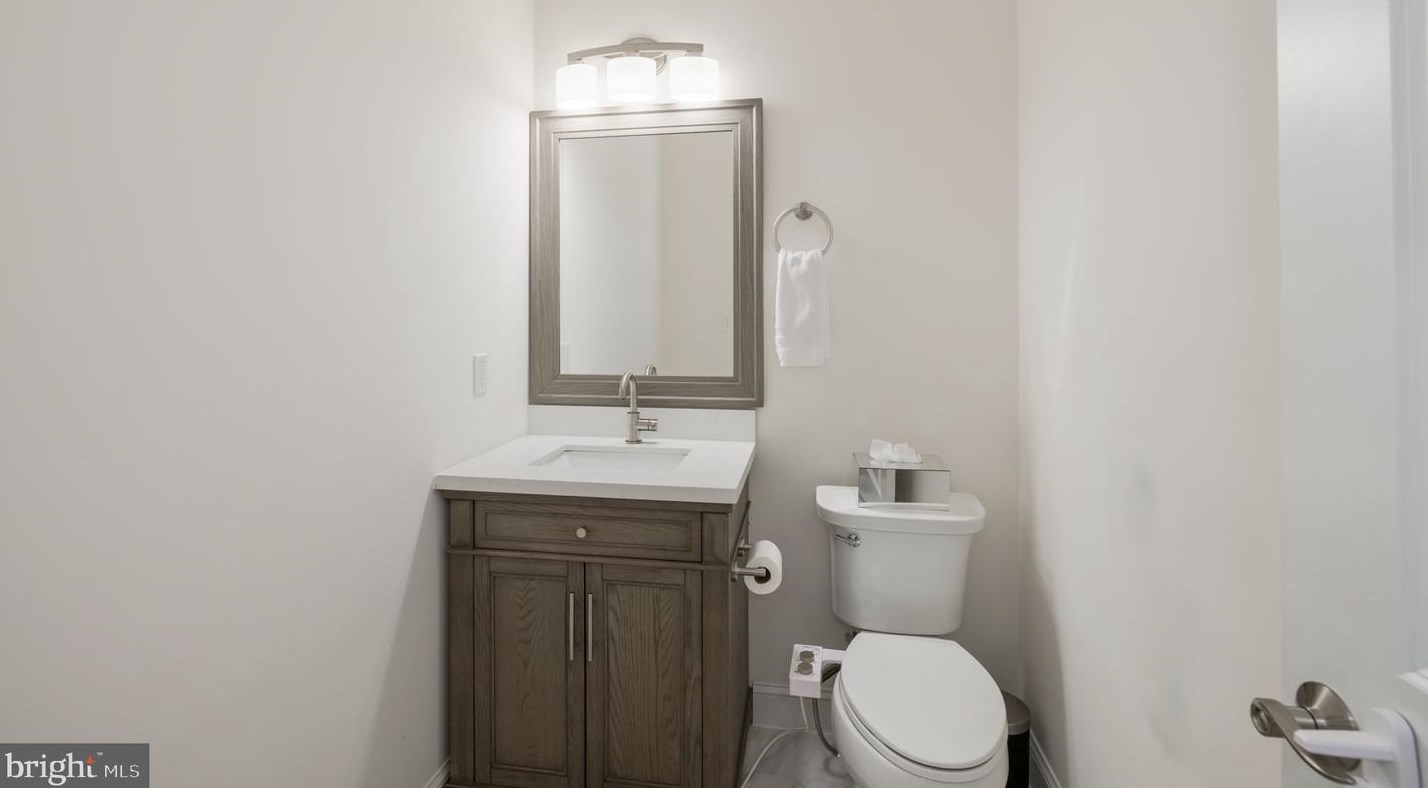 6031 Kathmoor Dr, Alexandria VA 22310-1730 exterior