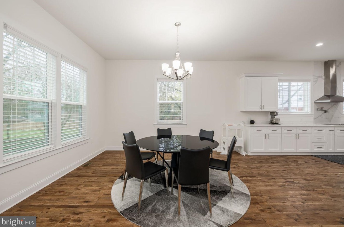 6031 Kathmoor Dr, Alexandria VA 22310-1730 exterior