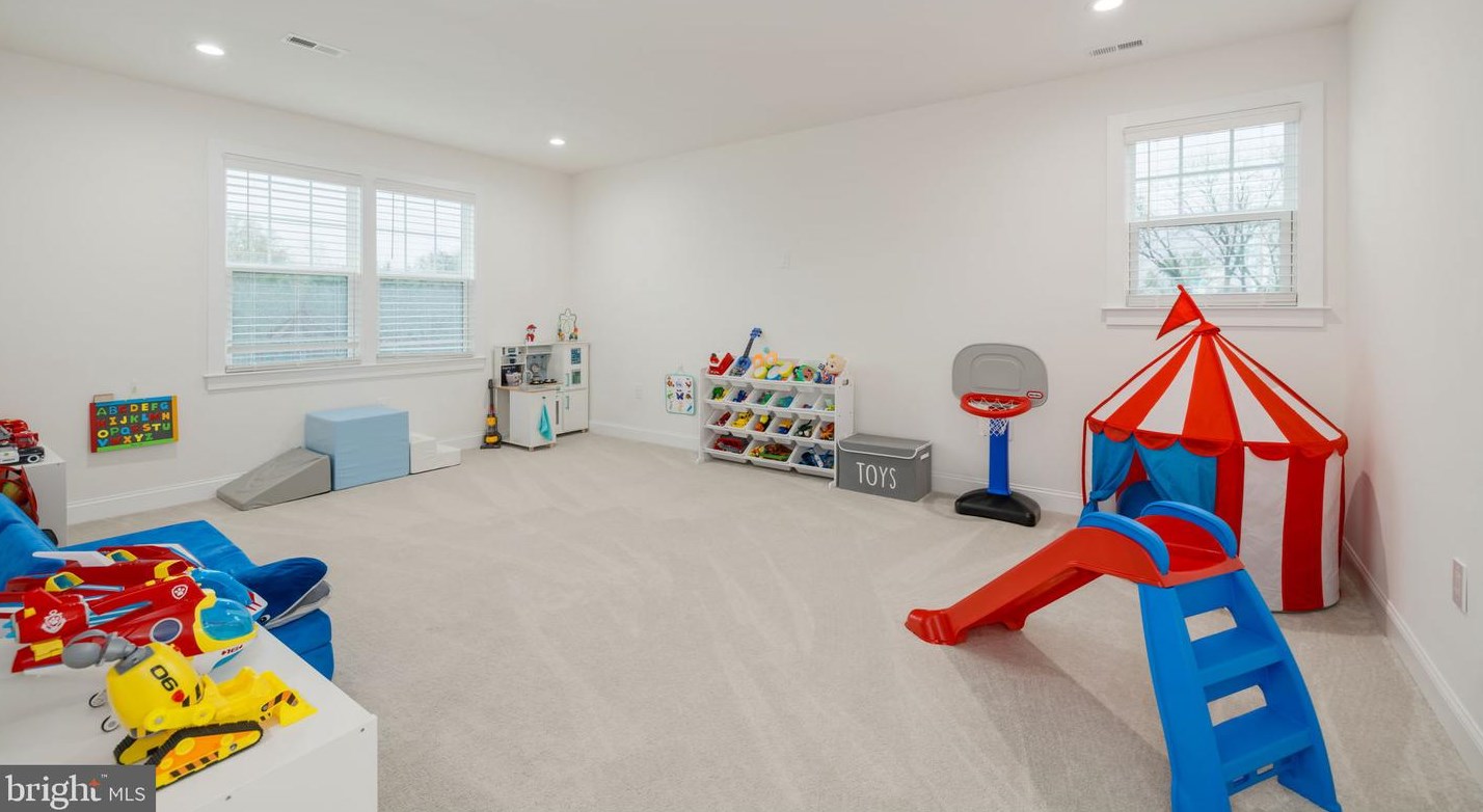 6031 Kathmoor Dr, Alexandria VA 22310-1730 exterior