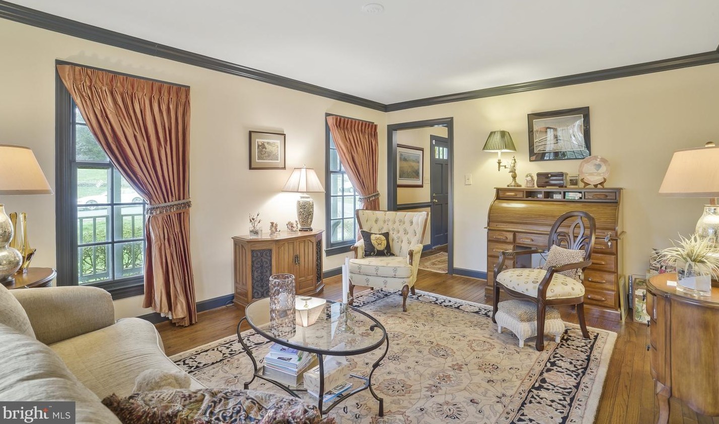 4885 Oakcrest Dr, Fairfax VA  22030-4568 exterior