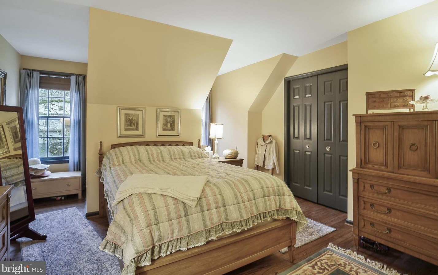 4885 Oakcrest Dr, Fairfax VA  22030-4568 exterior