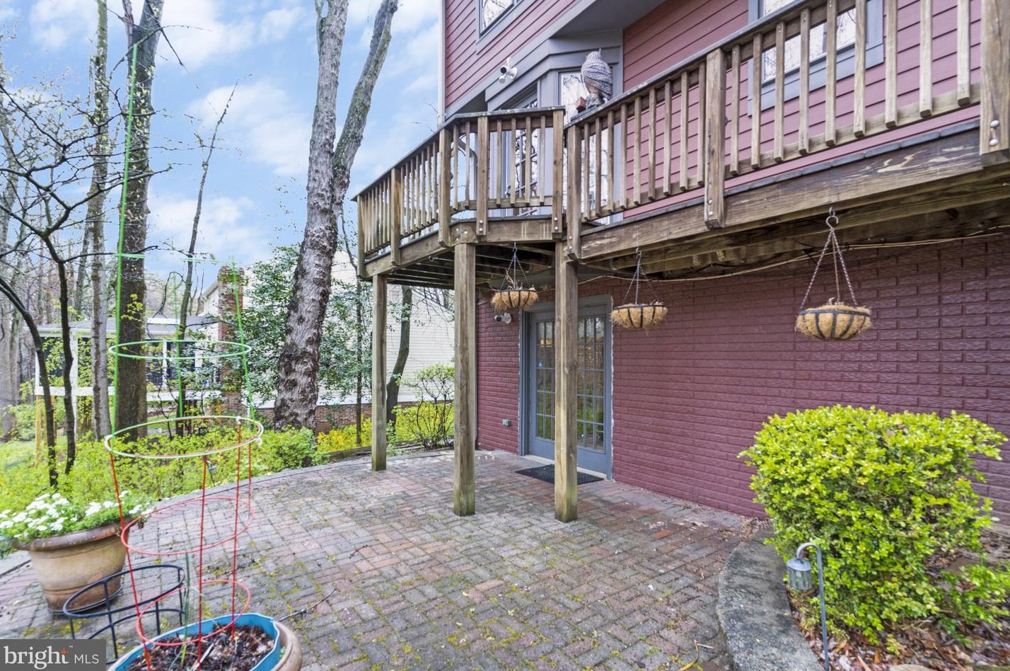 4885 Oakcrest Dr, Fairfax VA  22030-4568 exterior