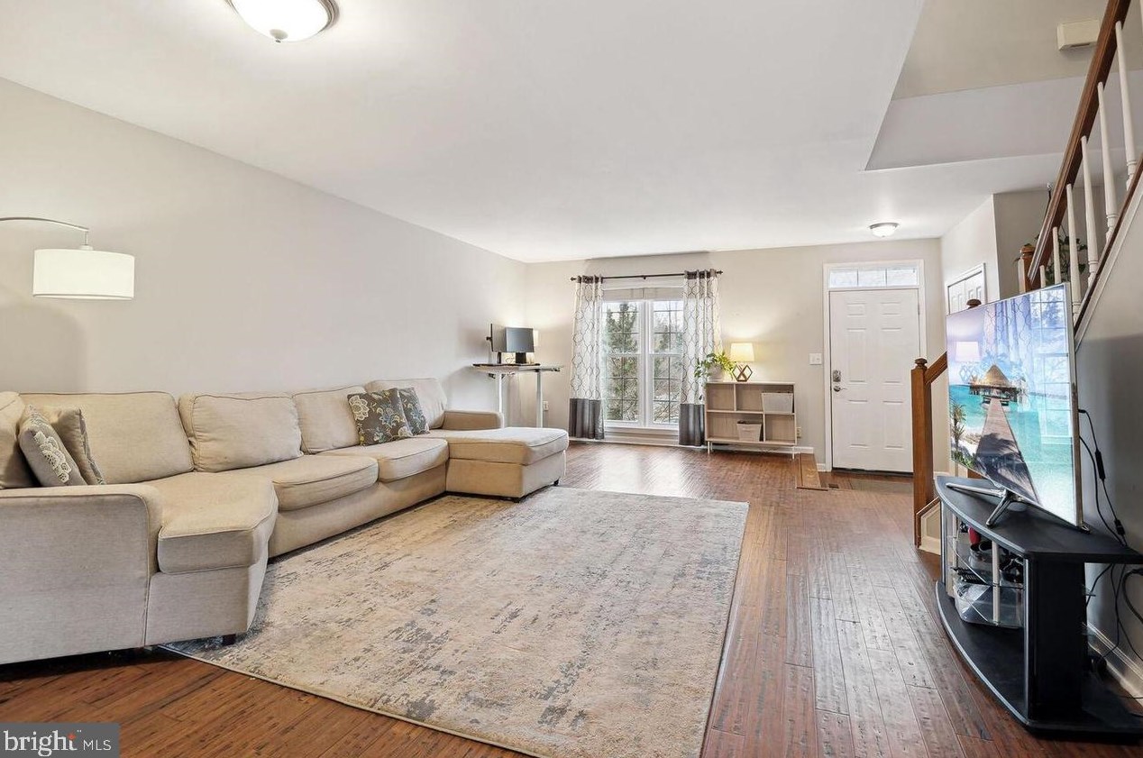 5907 Baron Kent Ln, Centreville VA  20120-3434 exterior