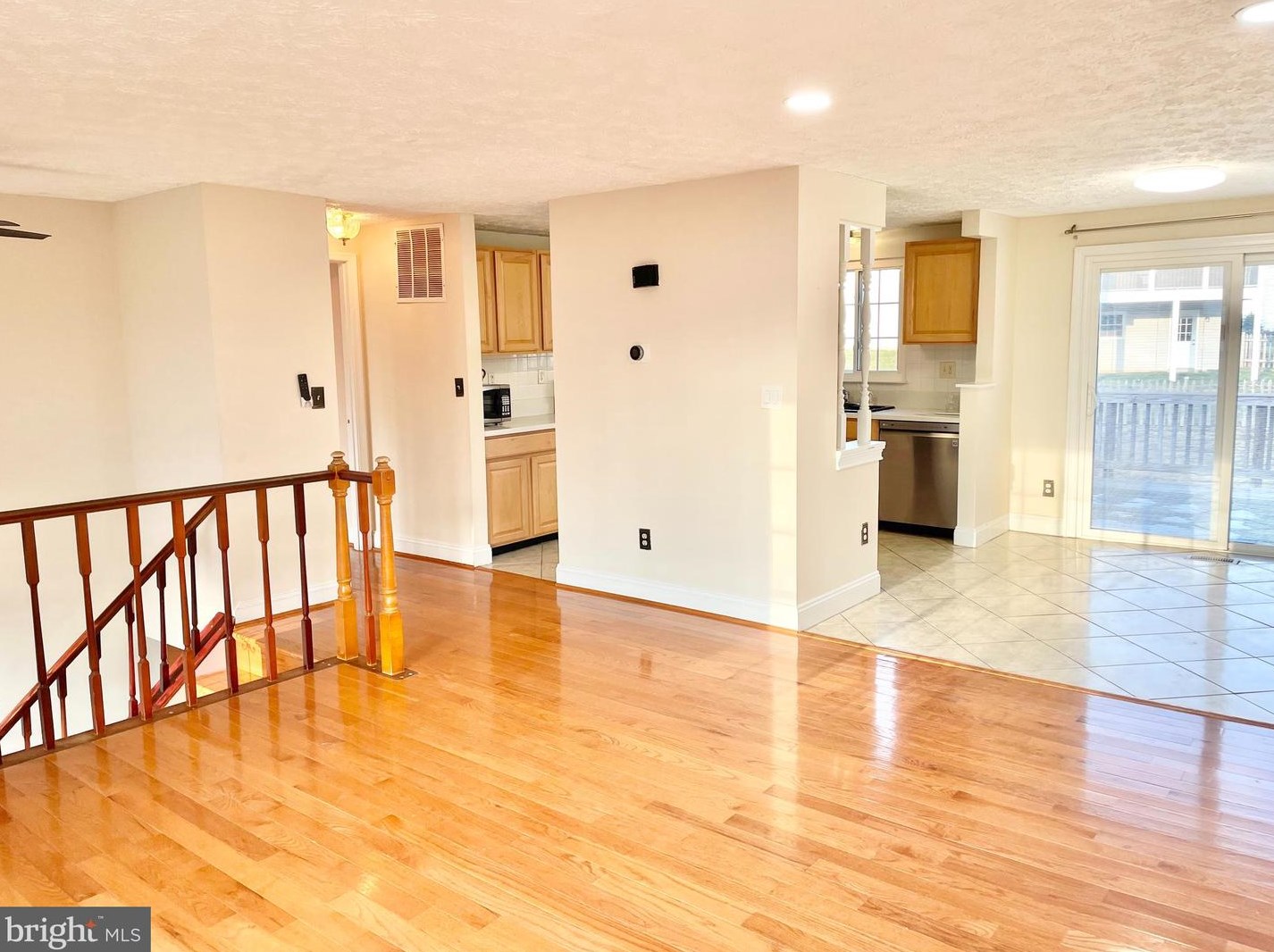 13704 Cabells Mill Dr, Centreville VA  20120-1740 exterior