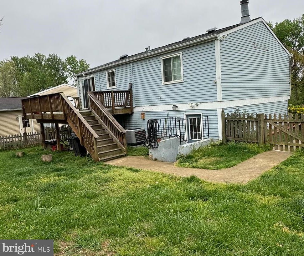 13704 Cabells Mill Dr, Centreville VA  20120-1740 exterior