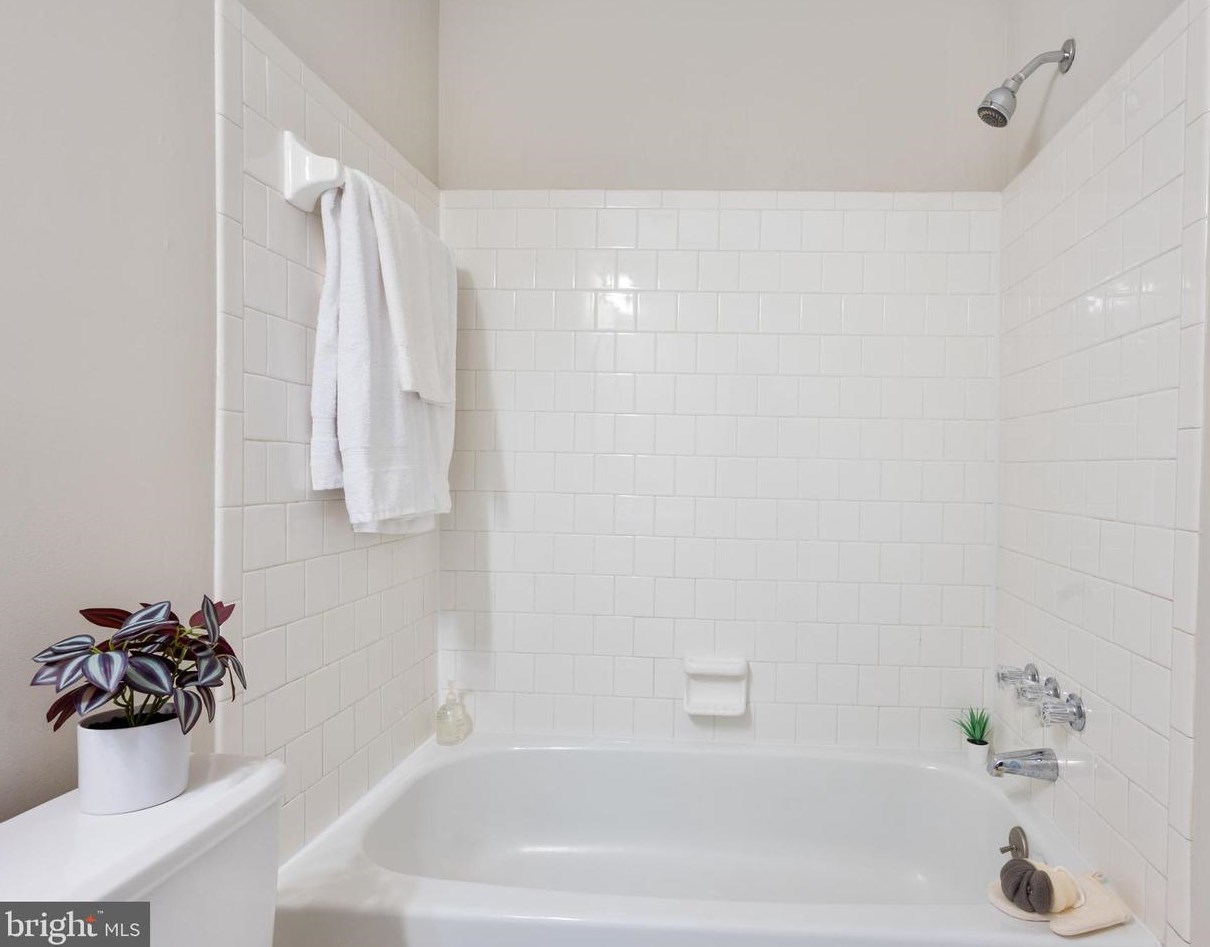 5905 Ambassador Way, Alexandria VA 22310-1748 exterior