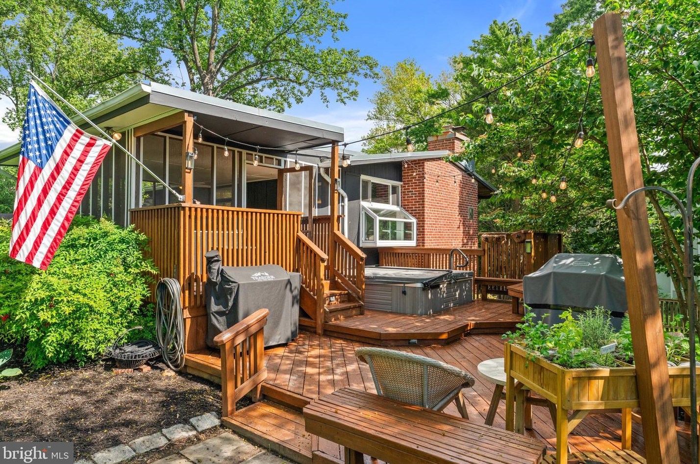 7909 Sycamore Dr, Falls Church VA  22042-3330 exterior