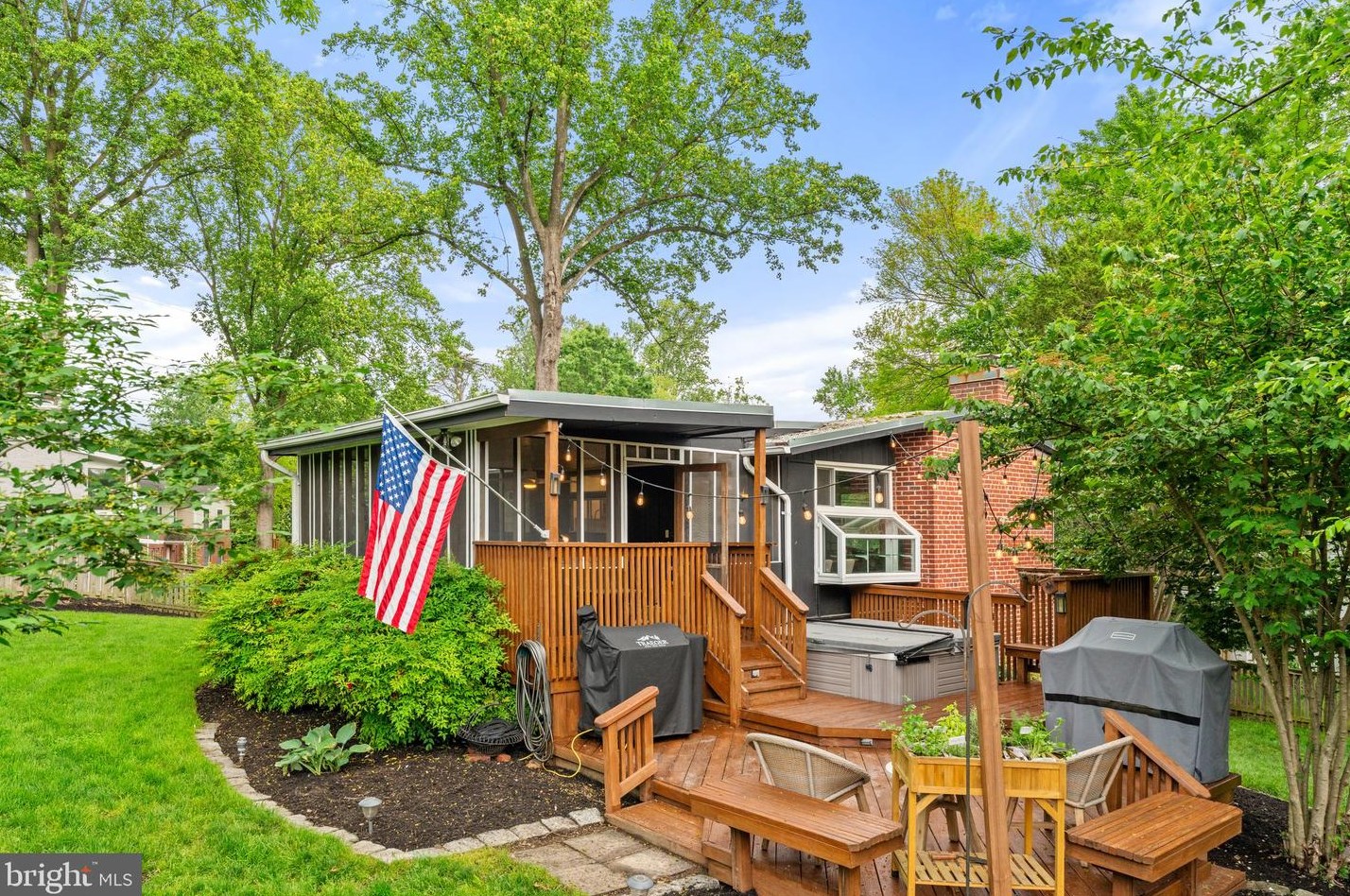 7909 Sycamore Dr, Falls Church VA  22042-3330 exterior