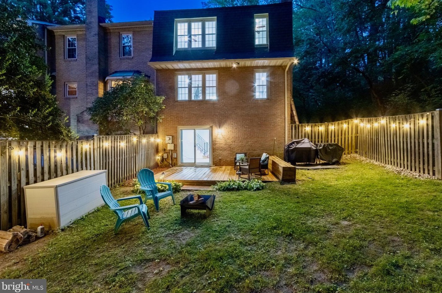 9058 Rosewall Ct, Springfield VA  22152-2122 exterior