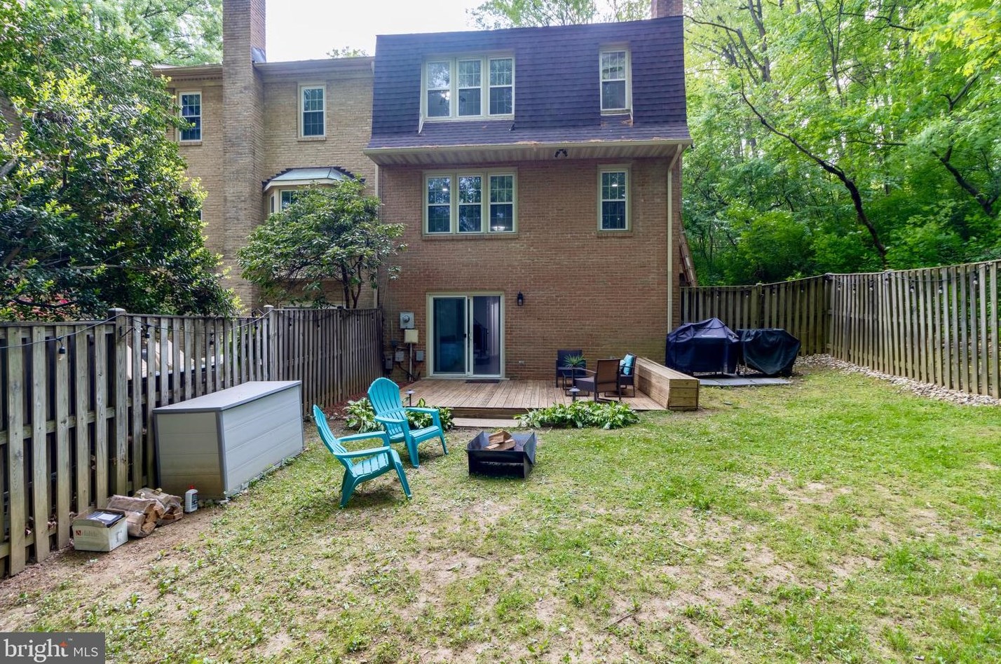 9058 Rosewall Ct, Springfield VA  22152-2122 exterior