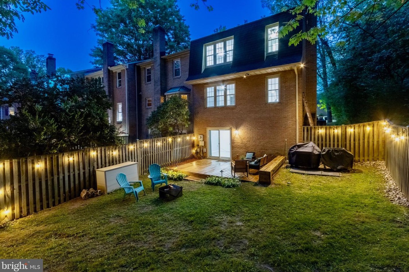 9058 Rosewall Ct, Springfield VA  22152-2122 exterior