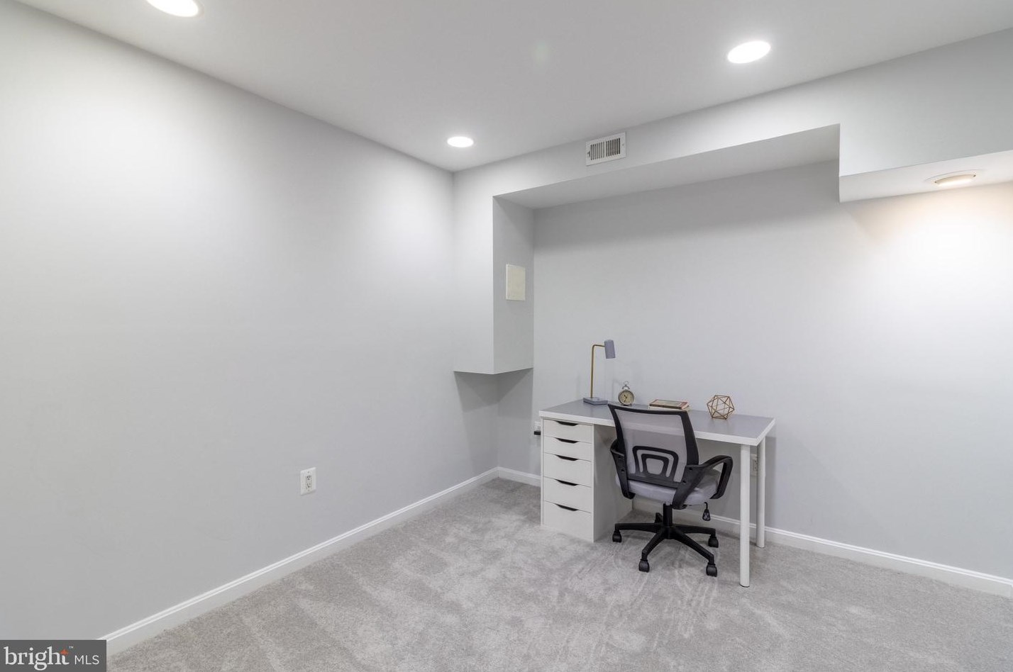 9058 Rosewall Ct, Springfield VA  22152-2122 exterior