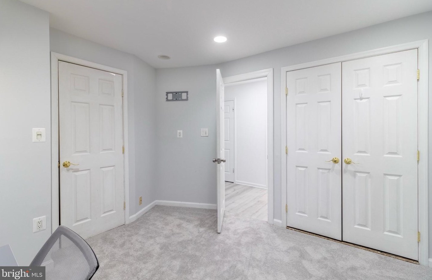 9058 Rosewall Ct, Springfield VA  22152-2122 exterior