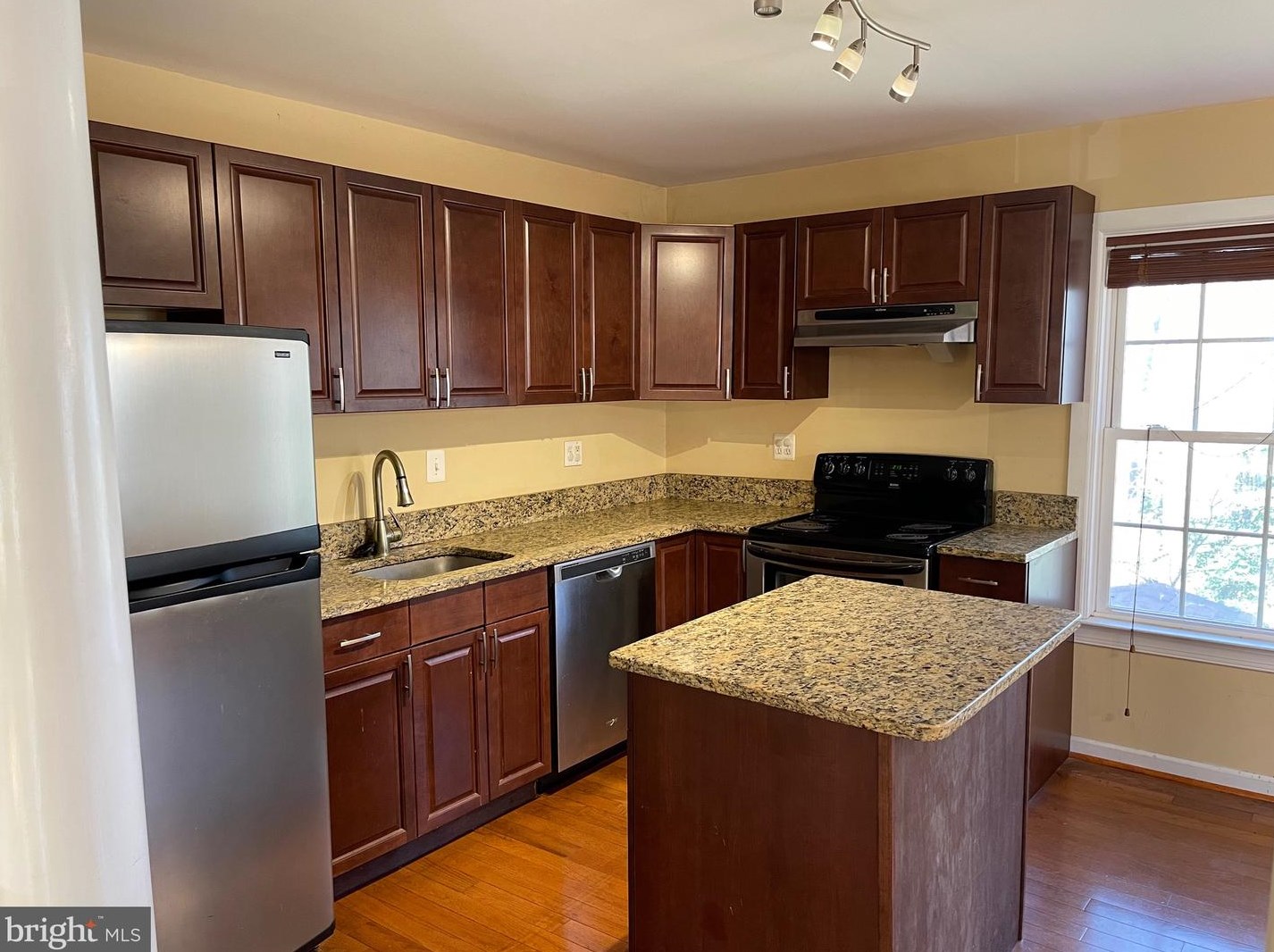 8917 Shamrock Ct, Springfield VA  22152-2125 exterior