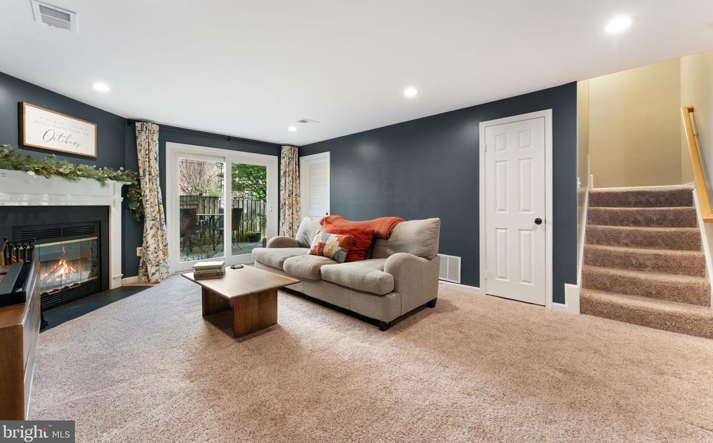 9372 Peter Roy Ct, Springfield VA  22015-4249 exterior