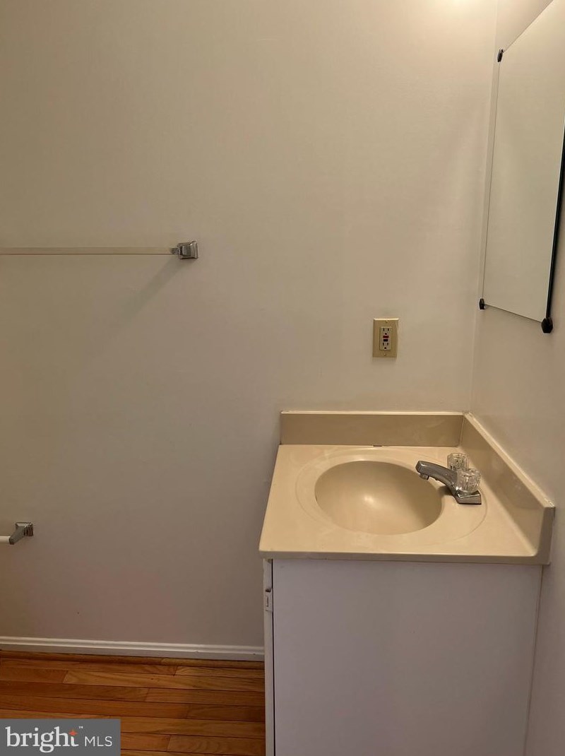 6831 Cottingham Ln, Centreville VA  20121-2535 exterior