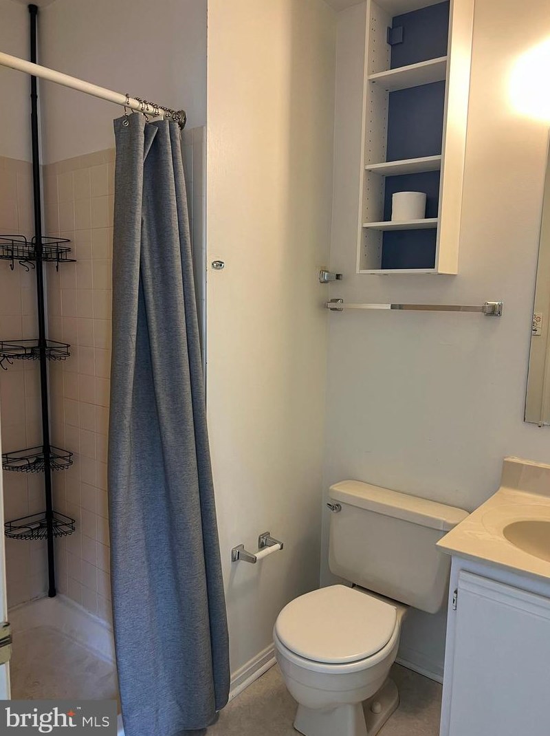 6831 Cottingham Ln, Centreville VA  20121-2535 exterior