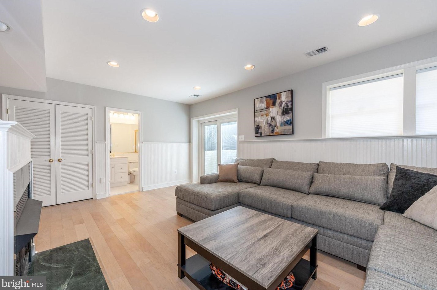 4020 Rosemeade Dr, Fairfax VA  22033-2872 exterior