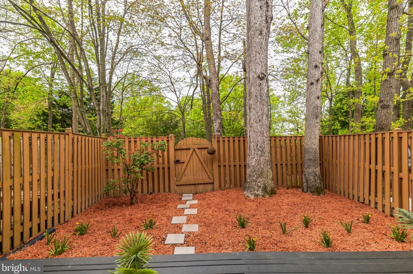 7302 Eggar Woods Ln, Springfield VA  22153-2012 exterior