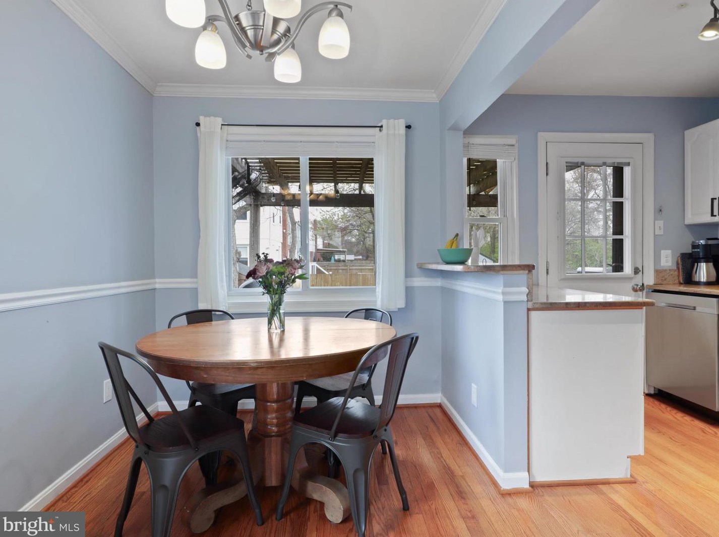 5655 Fenwick Dr, Alexandria VA  22303-1550 exterior