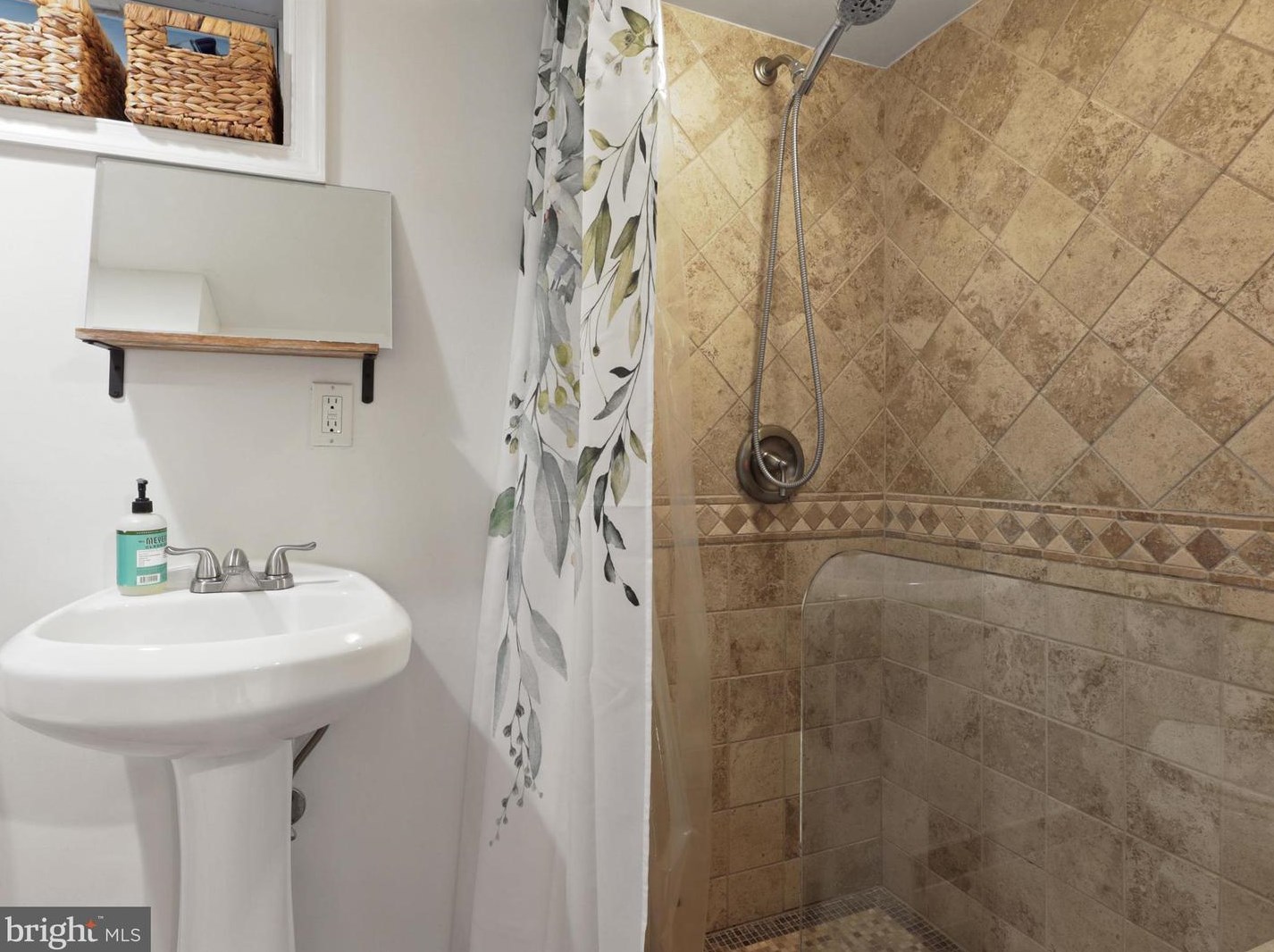 5655 Fenwick Dr, Alexandria VA  22303-1550 exterior