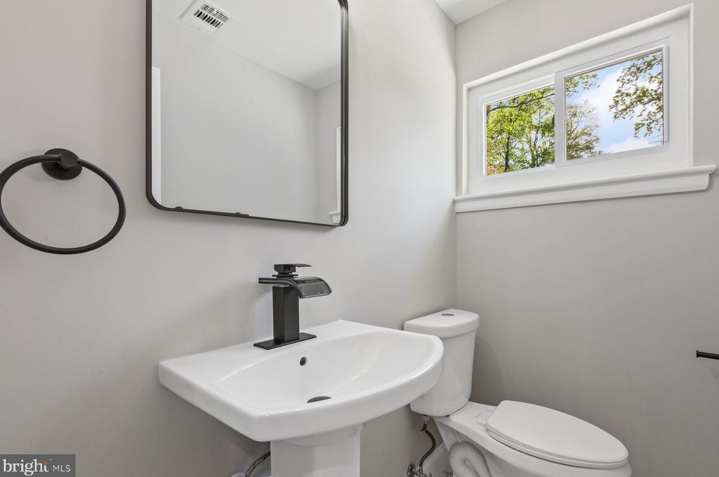 3331 Mansfield Rd, Falls Church VA  22041-1709 exterior