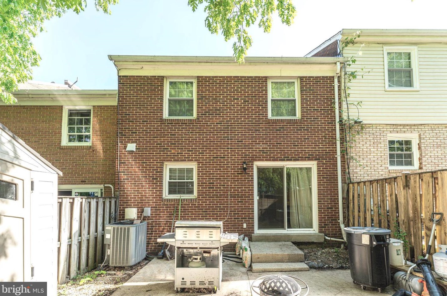 8054 Powderbrook Ln, Springfield VA  22153-2926 exterior