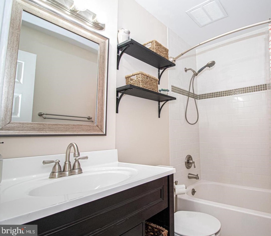 11340 Headlands Ct, Herndon VA  20191-3636 exterior