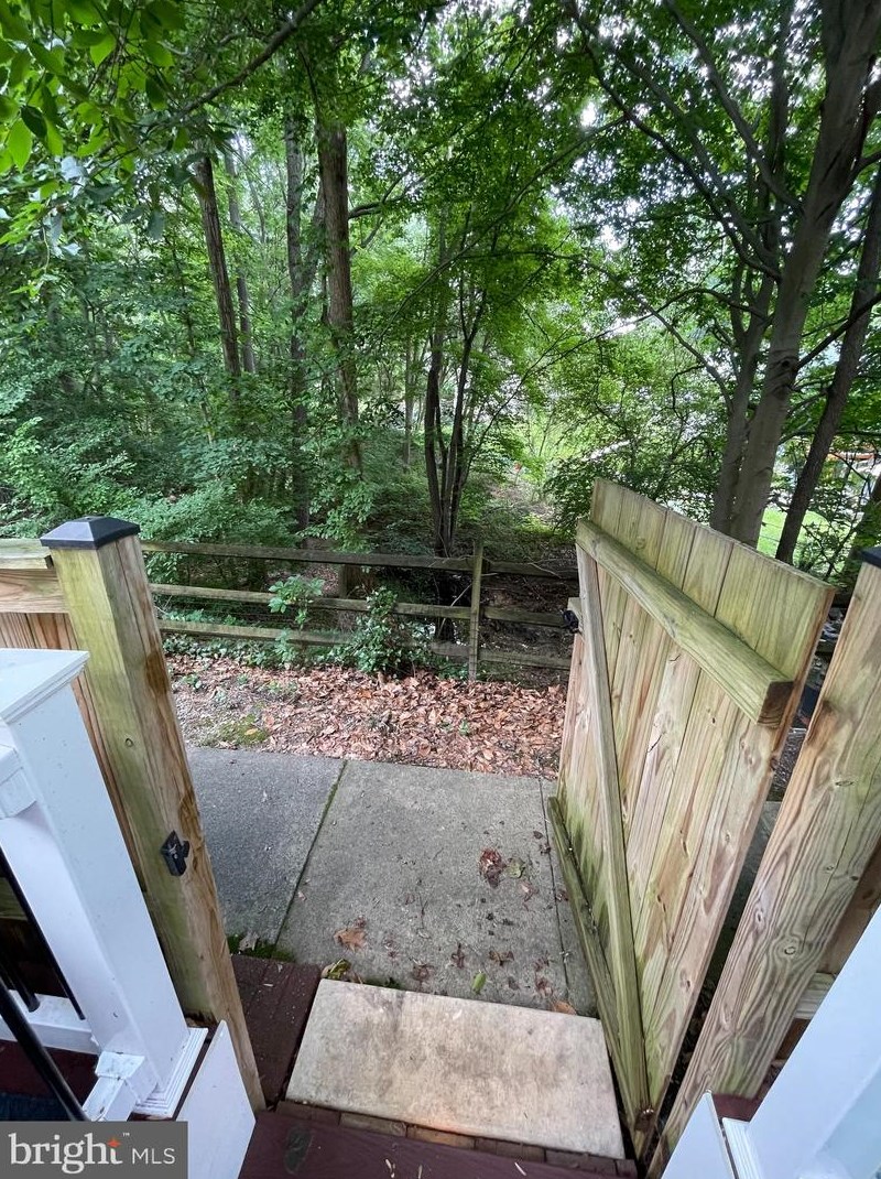 8094 Sleepy View Ln, Springfield VA  22153-2920 exterior