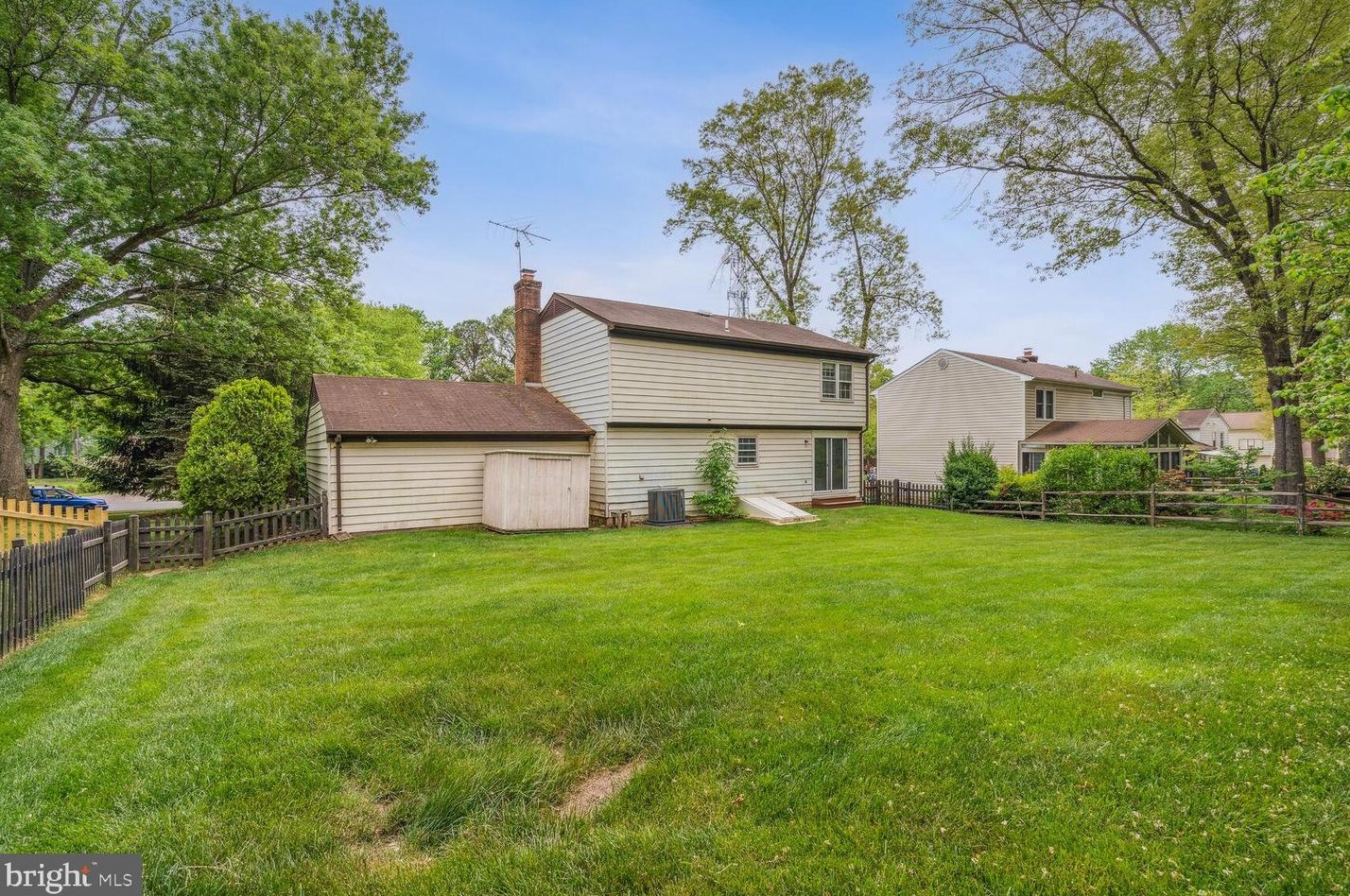 5635 Fort Corloran Dr, Springfield VA  22015-2114 exterior