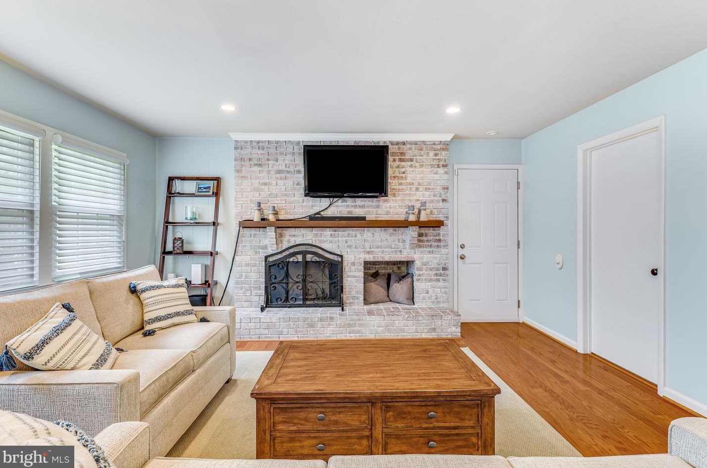 4350 Majestic Ln, Fairfax VA  22033-3502 exterior