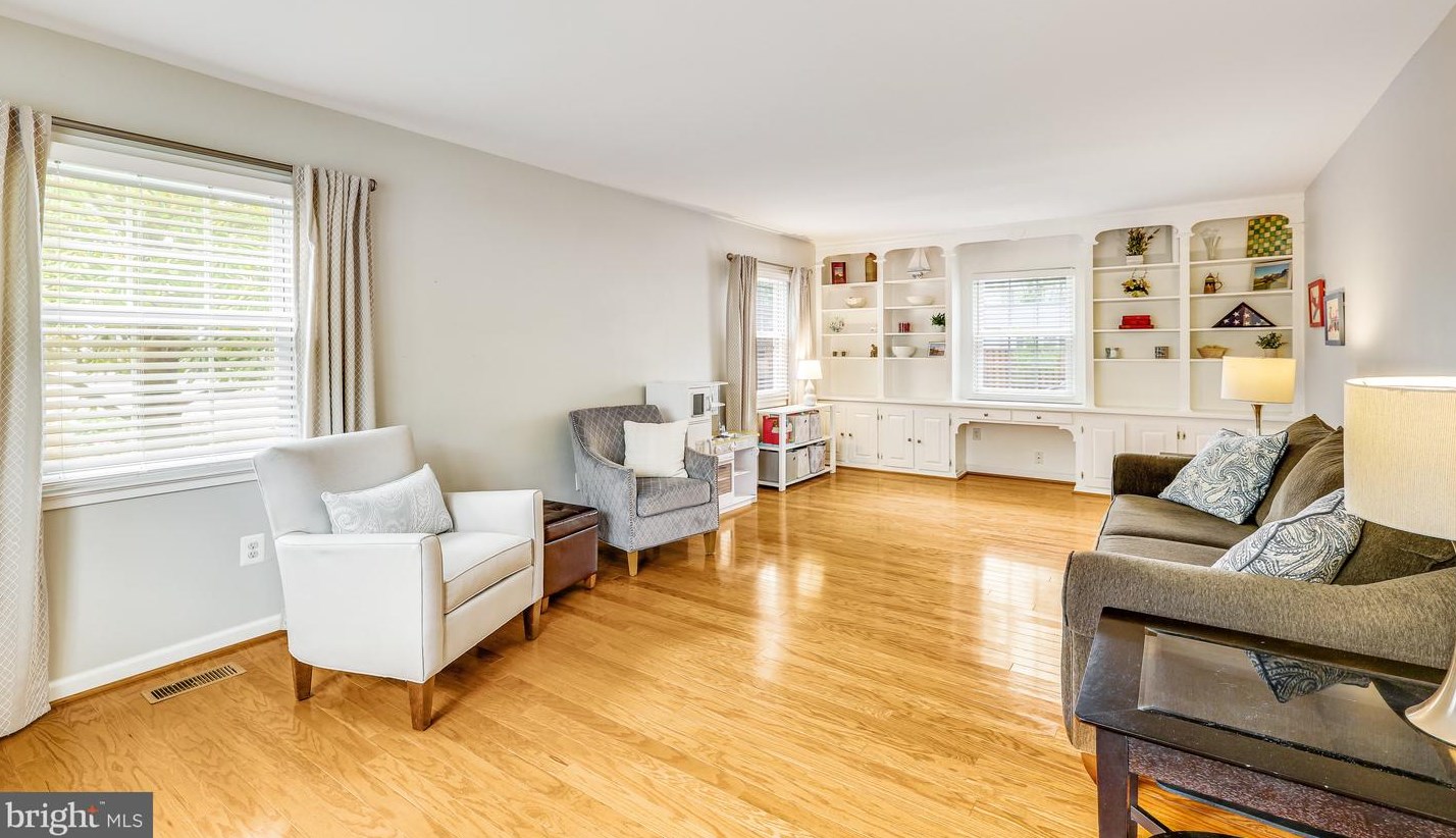 4350 Majestic Ln, Fairfax VA  22033-3502 exterior