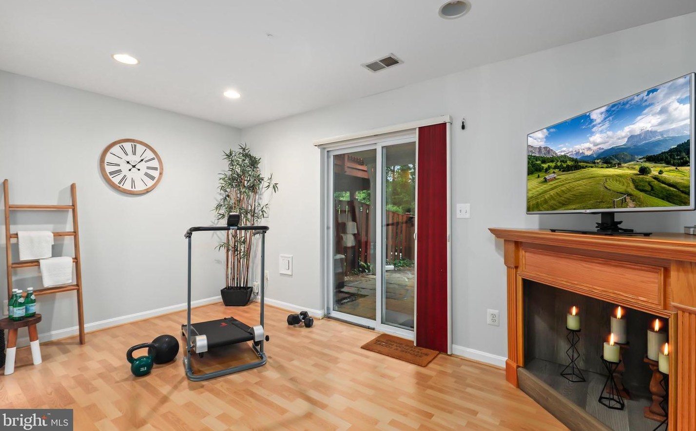 8516 Towne Mnr Ct, Alexandria VA 22309-4504 exterior