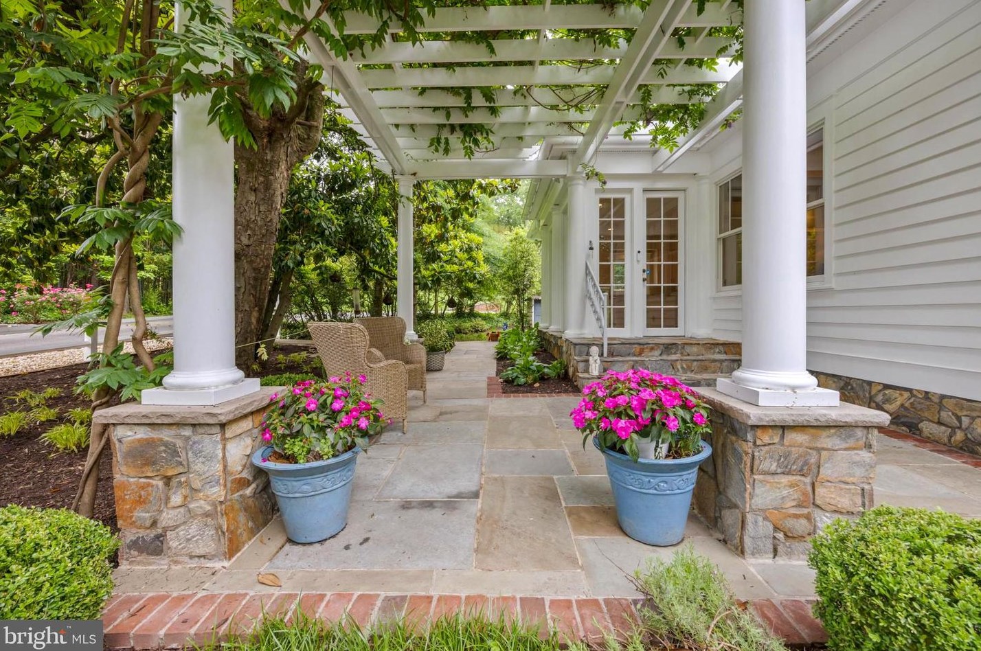 831 Herbert Springs Rd, Alexandria VA 22308-1320 exterior