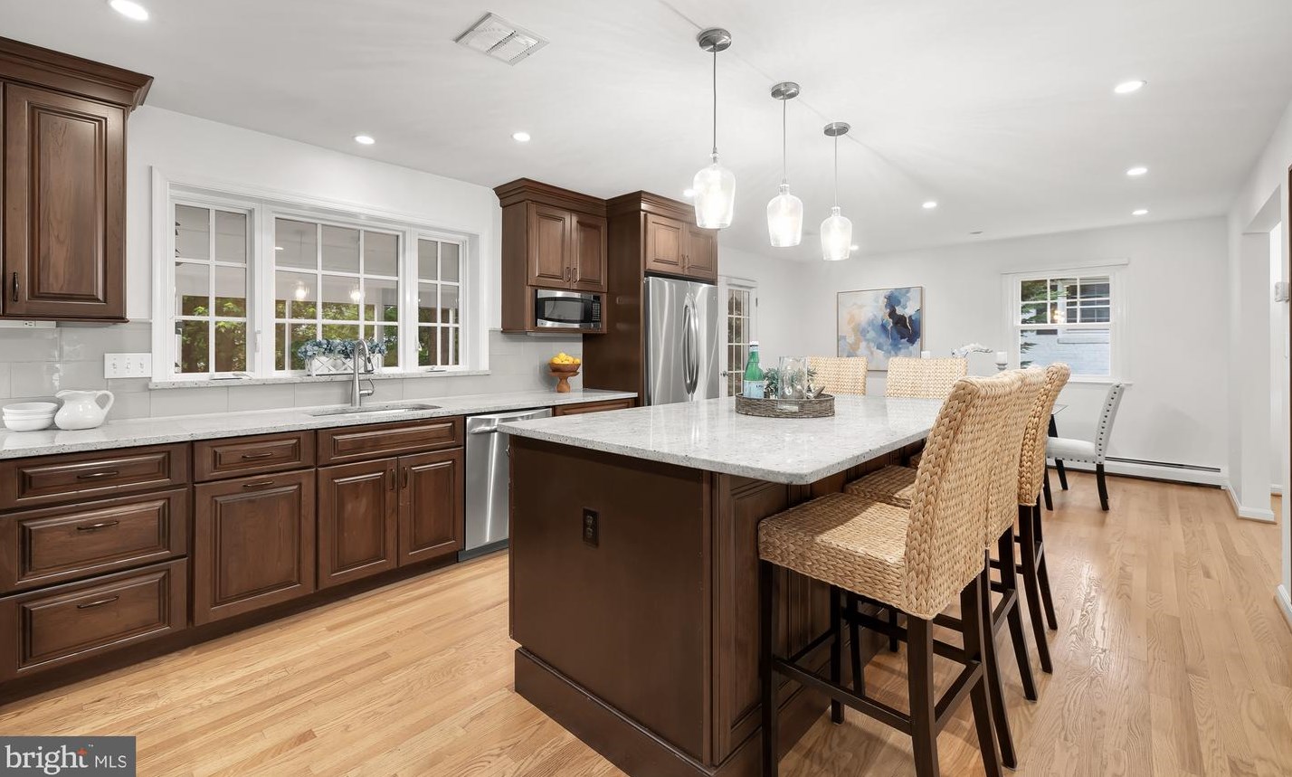 1437 Cola Dr, Mc Lean VA  22101-3158 exterior