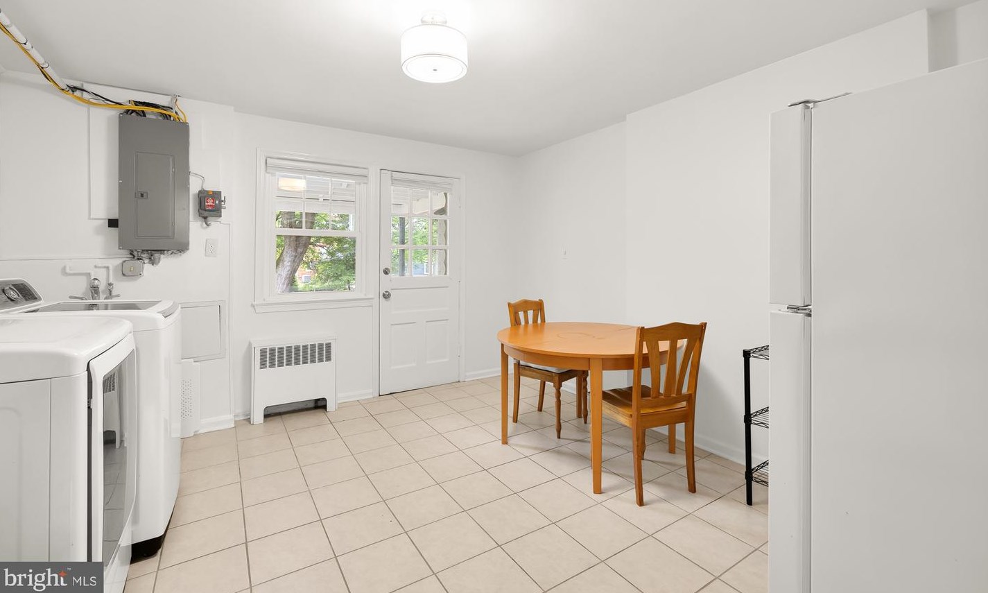 1437 Cola Dr, Mc Lean VA  22101-3158 exterior