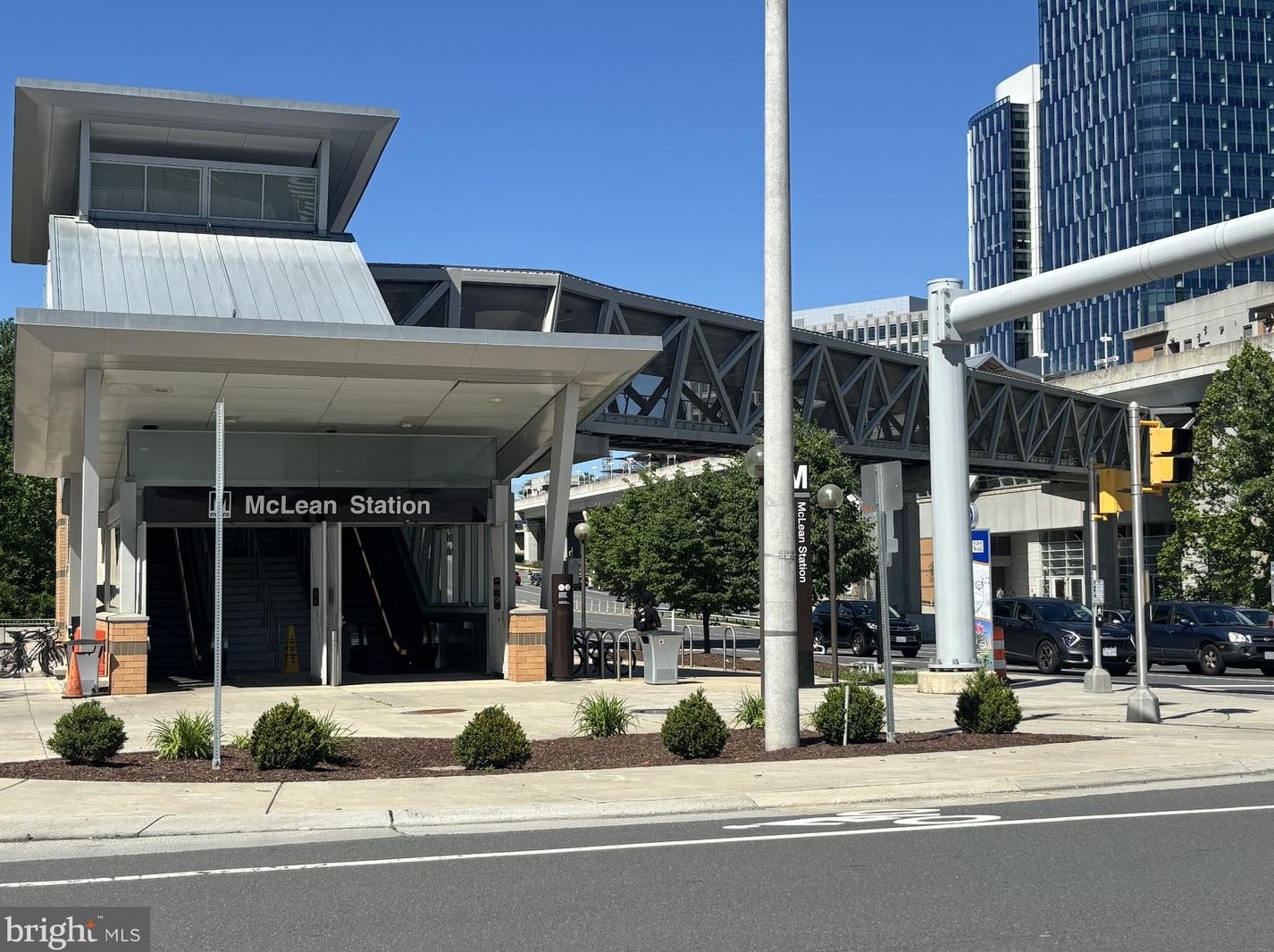 1808 Old Meadow Rd, Mc Lean VA  22102-1825 exterior