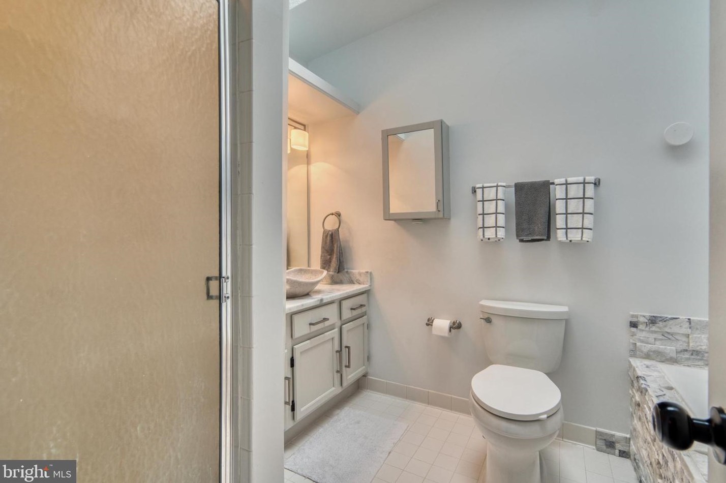 6113 Liverpool Ln, Alexandria VA 22315-4720 exterior