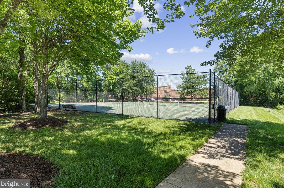 6510 Palisades Dr, Centreville VA  20121-3811 exterior