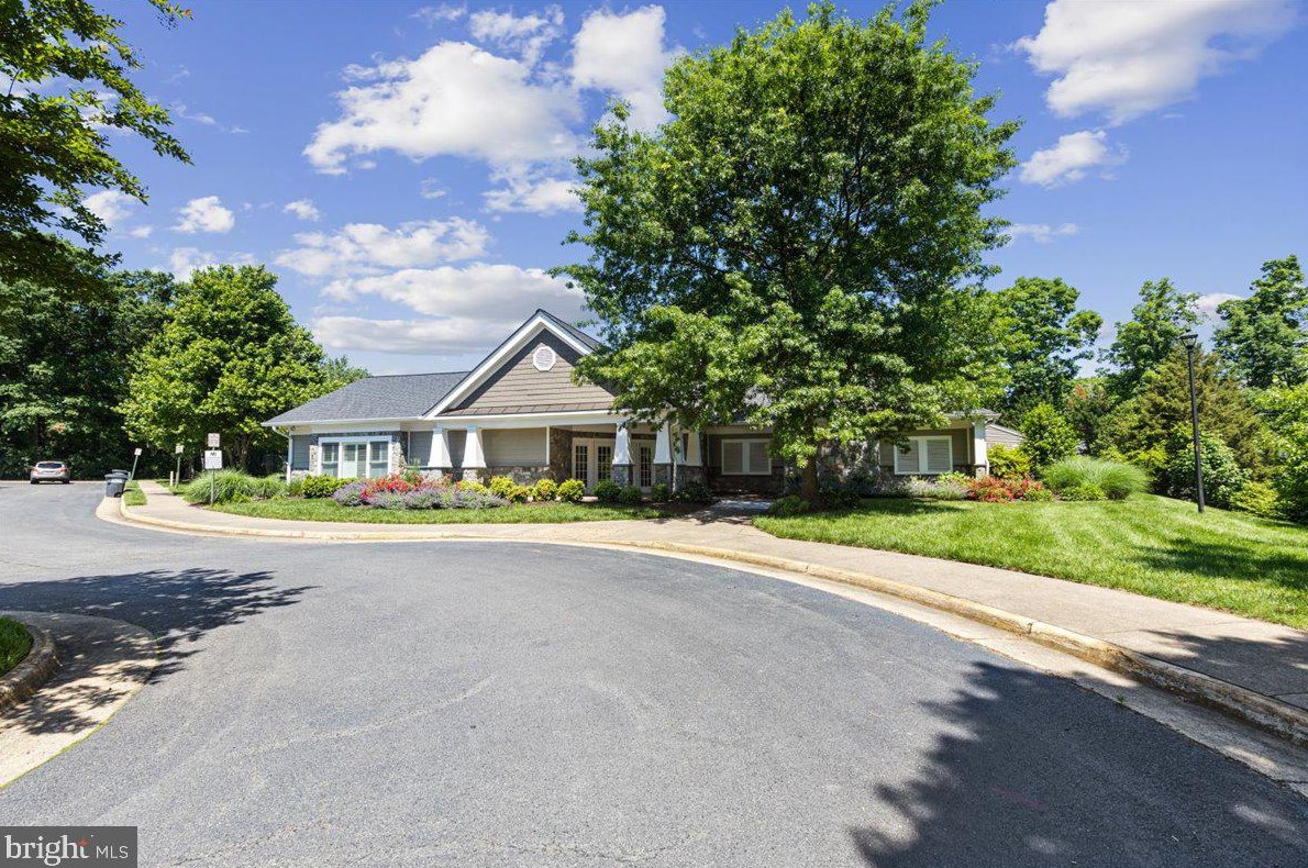 6510 Palisades Dr, Centreville VA  20121-3811 exterior