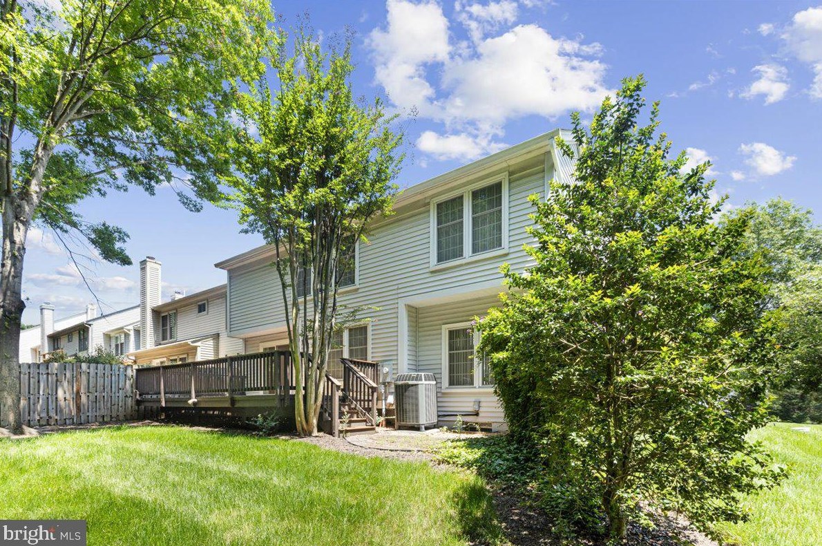 6510 Palisades Dr, Centreville VA  20121-3811 exterior