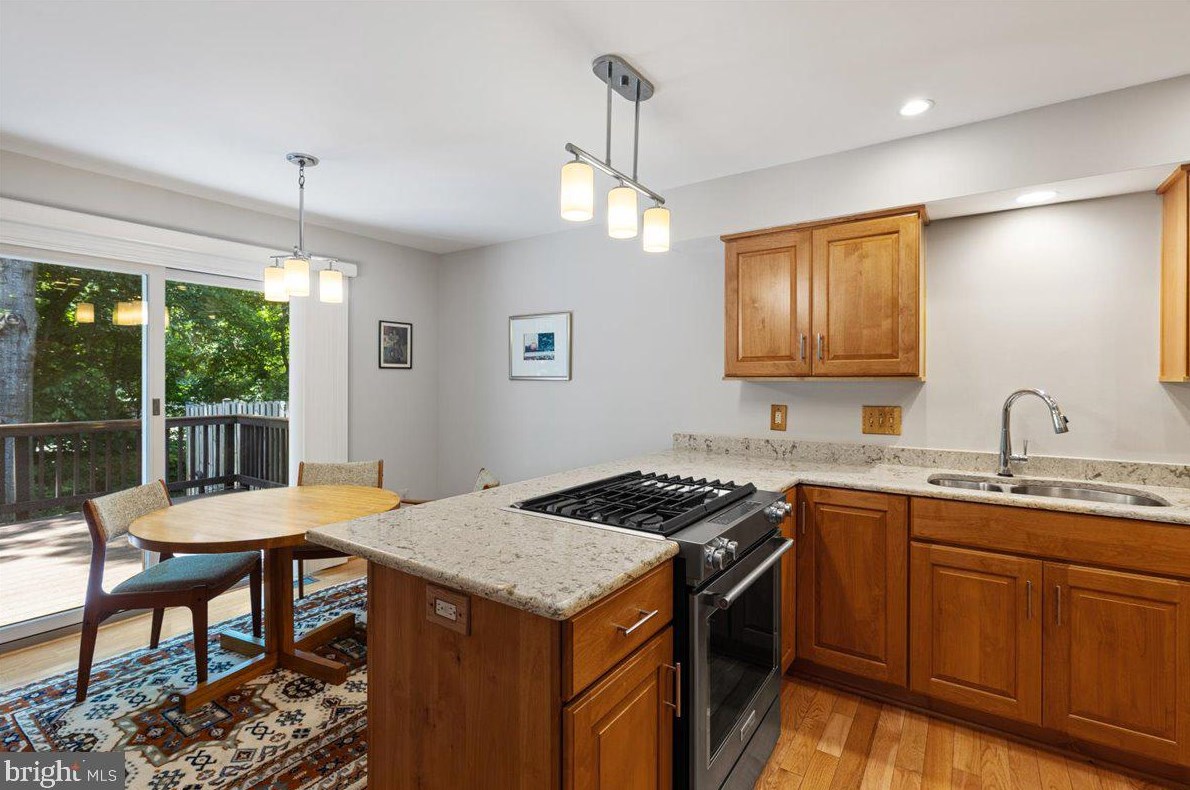 6510 Palisades Dr, Centreville VA  20121-3811 exterior