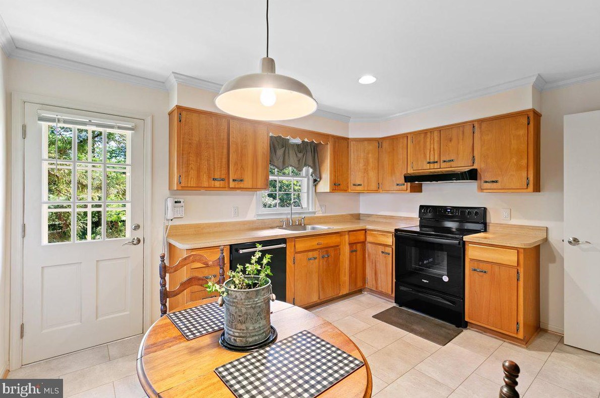 6707 Beddoo St, Alexandria VA 22306-6605 exterior