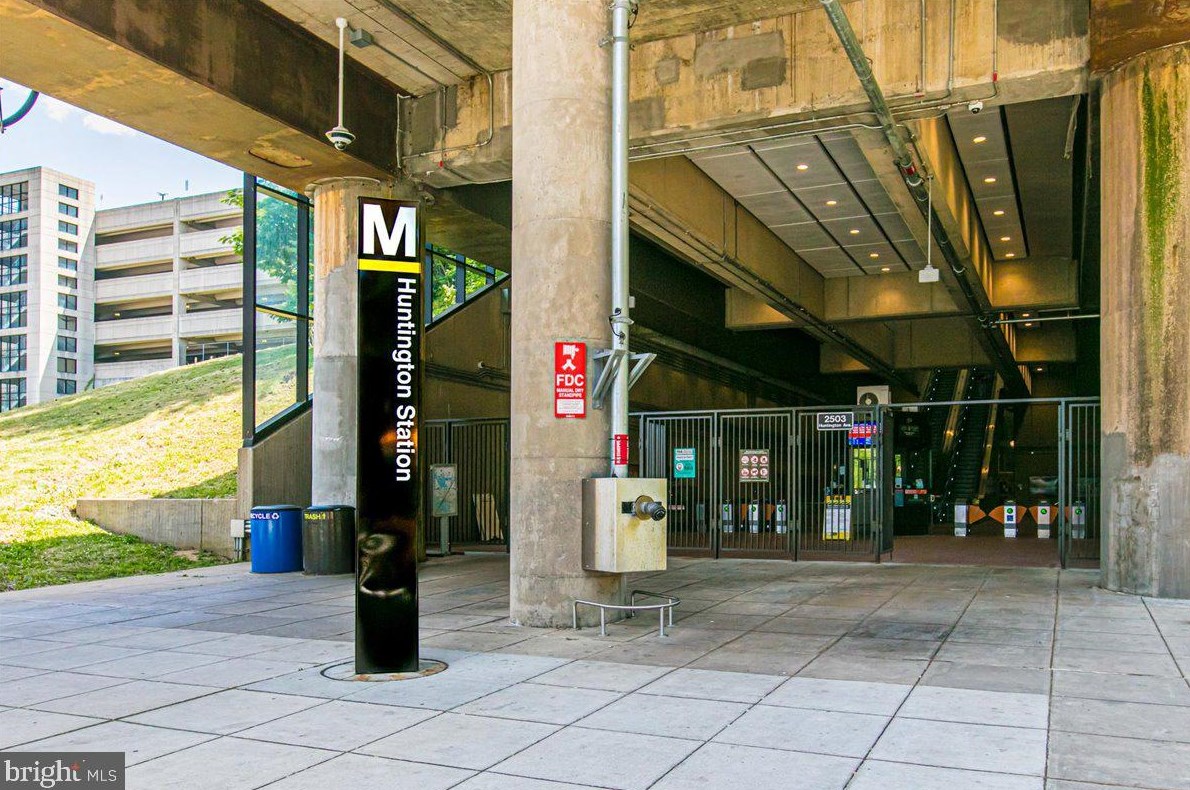 6707 Beddoo St, Alexandria VA 22306-6605 exterior