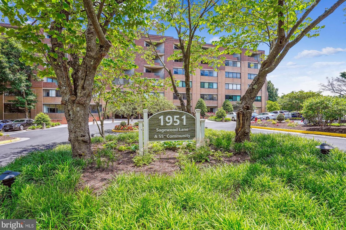 1951 Sagewood Ln, Herndon VA  20191-5409 exterior