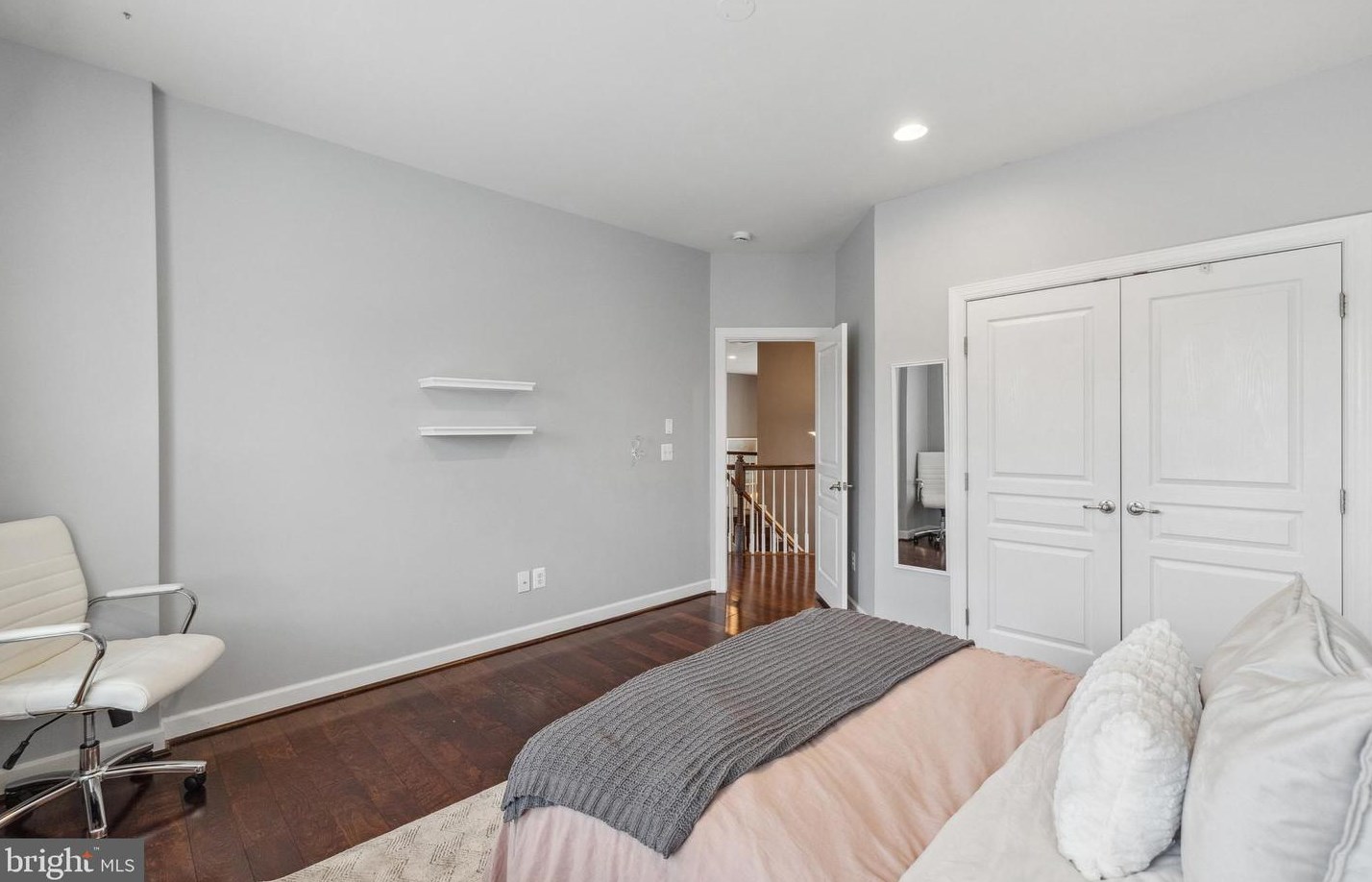 3991 Woodberry Mdw Dr, Fairfax VA  22033-2498 exterior