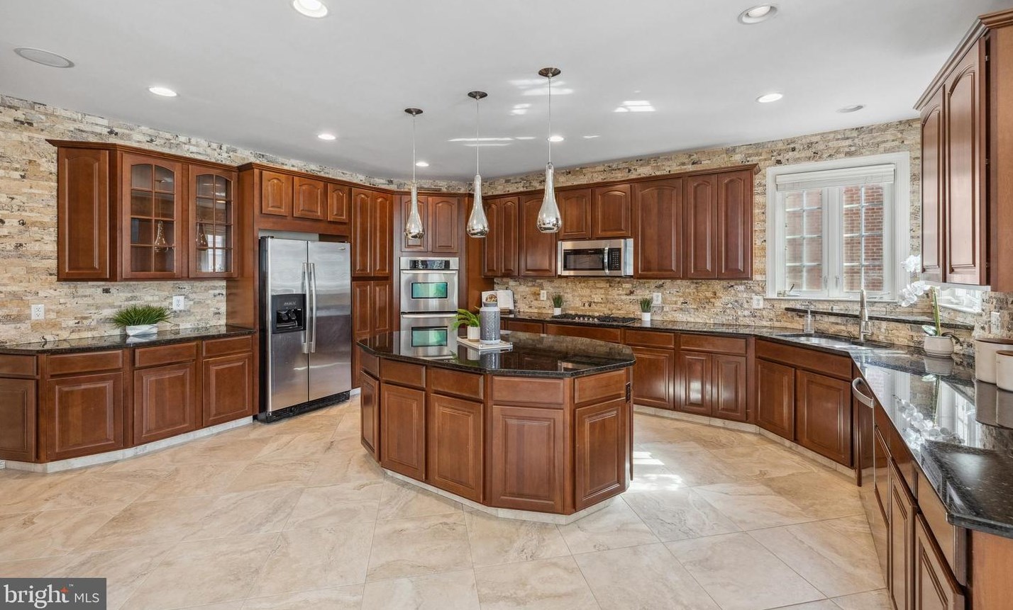 3991 Woodberry Mdw Dr, Fairfax VA  22033-2498 exterior