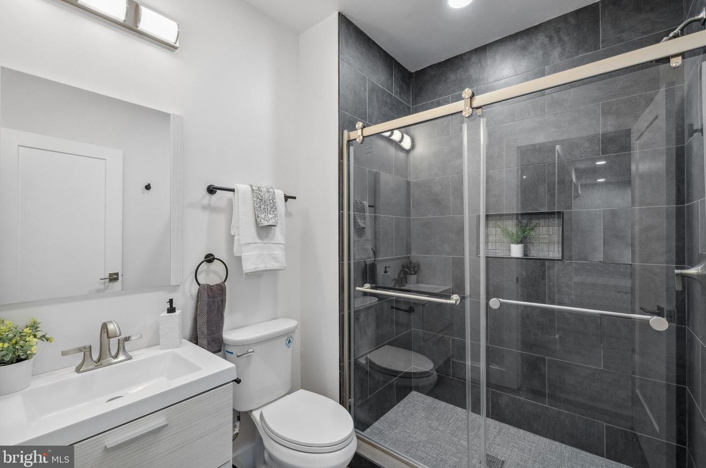 3991 Woodberry Mdw Dr, Fairfax VA  22033-2498 exterior